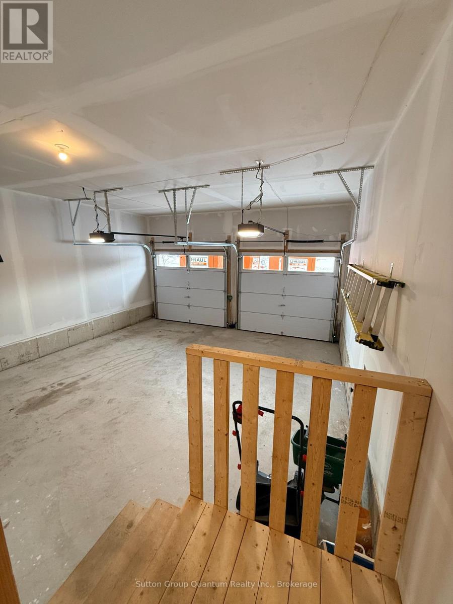 174 Rosanne Circle, Wasaga Beach, ON - Indoor Photo Showing Garage