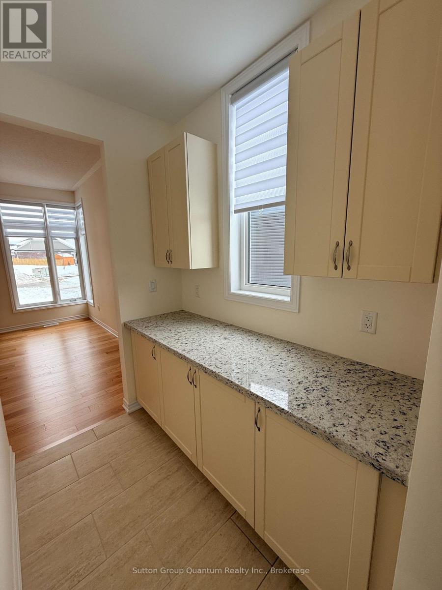 174 Rosanne Circle, Wasaga Beach, ON - Indoor Photo Showing Kitchen