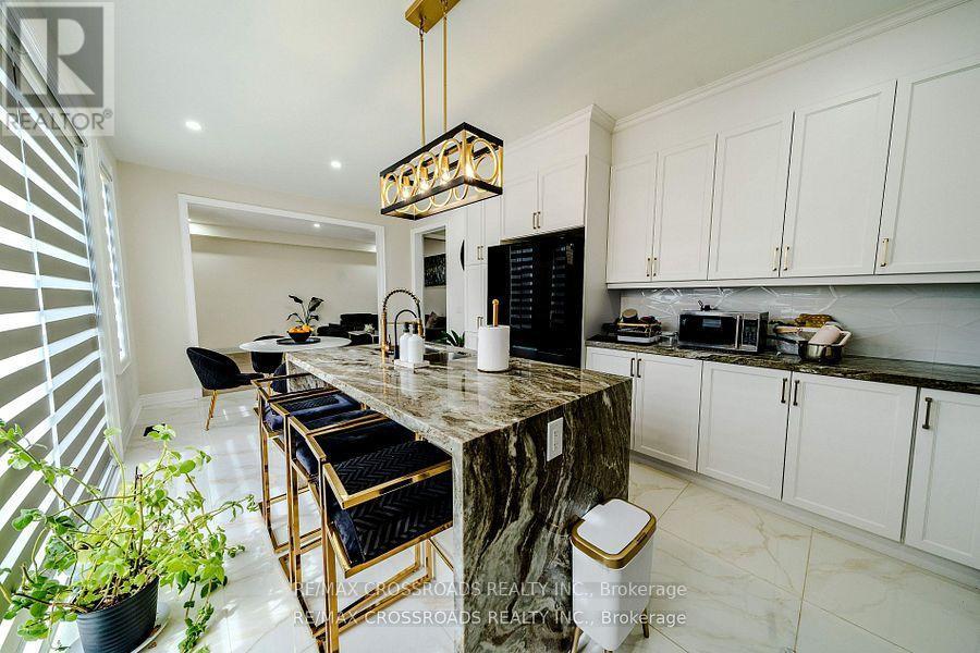 50 Carriage Shop Bend, East Gwillimbury, ON - Indoor Photo Showing Kitchen
