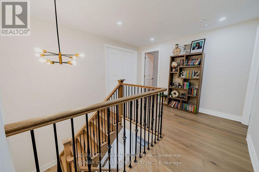 50 Carriage Shop Bend, East Gwillimbury, ON - Indoor Photo Showing Other Room