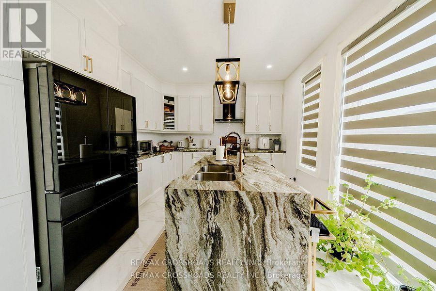 50 Carriage Shop Bend, East Gwillimbury, ON - Indoor Photo Showing Other Room