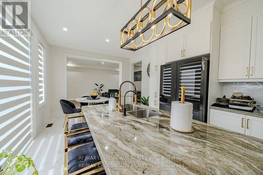 50 Carriage Shop Bend, East Gwillimbury, ON - Indoor Photo Showing Kitchen With Double Sink