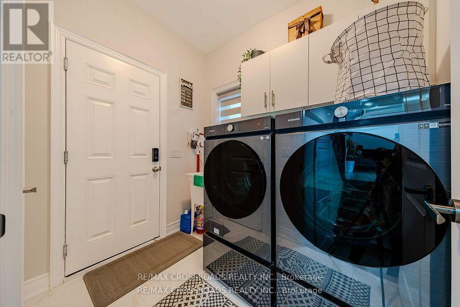 50 Carriage Shop Bend, East Gwillimbury, ON - Indoor Photo Showing Laundry Room