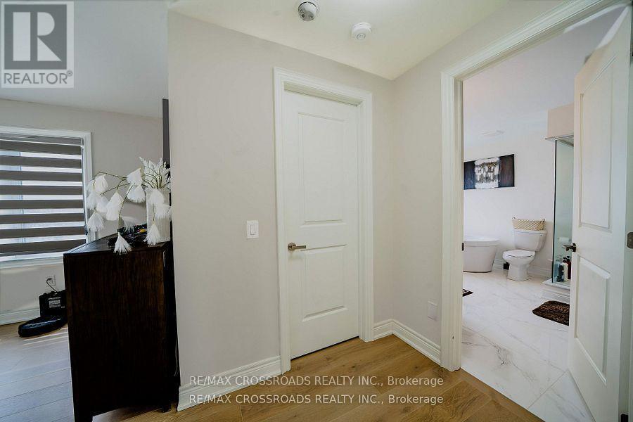 50 Carriage Shop Bend, East Gwillimbury, ON - Indoor Photo Showing Other Room