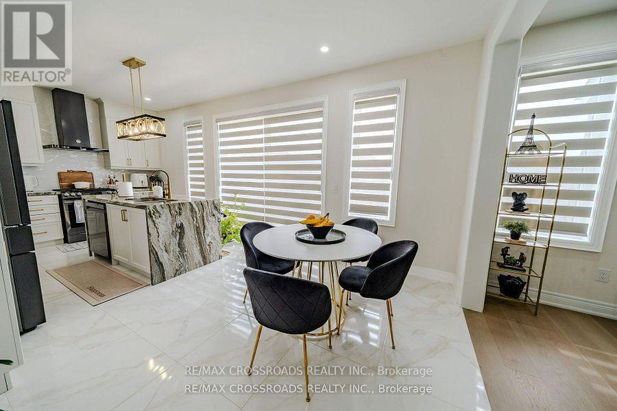 50 Carriage Shop Bend, East Gwillimbury, ON - Indoor Photo Showing Dining Room