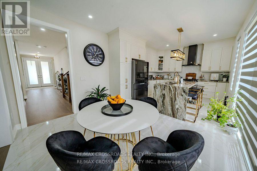 50 Carriage Shop Bend, East Gwillimbury, ON - Indoor Photo Showing Dining Room