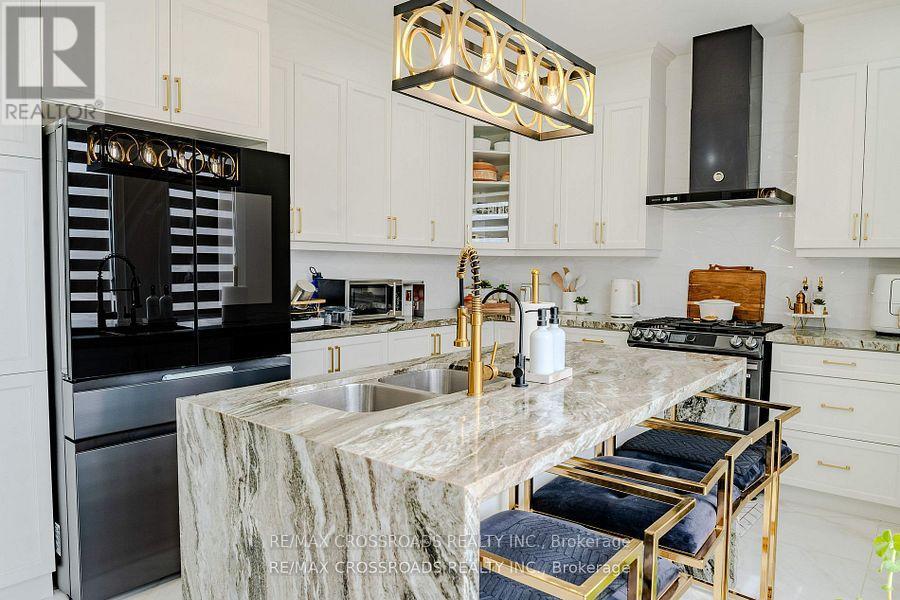 50 Carriage Shop Bend, East Gwillimbury, ON - Indoor Photo Showing Kitchen With Stainless Steel Kitchen With Double Sink With Upgraded Kitchen