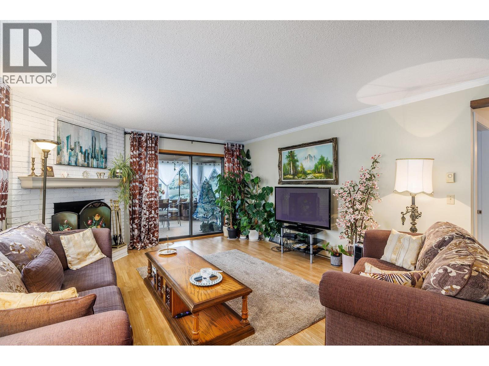 1035 Bernard Avenue Unit# 214 Lot# 29, Kelowna, BC - Indoor Photo Showing Living Room With Fireplace