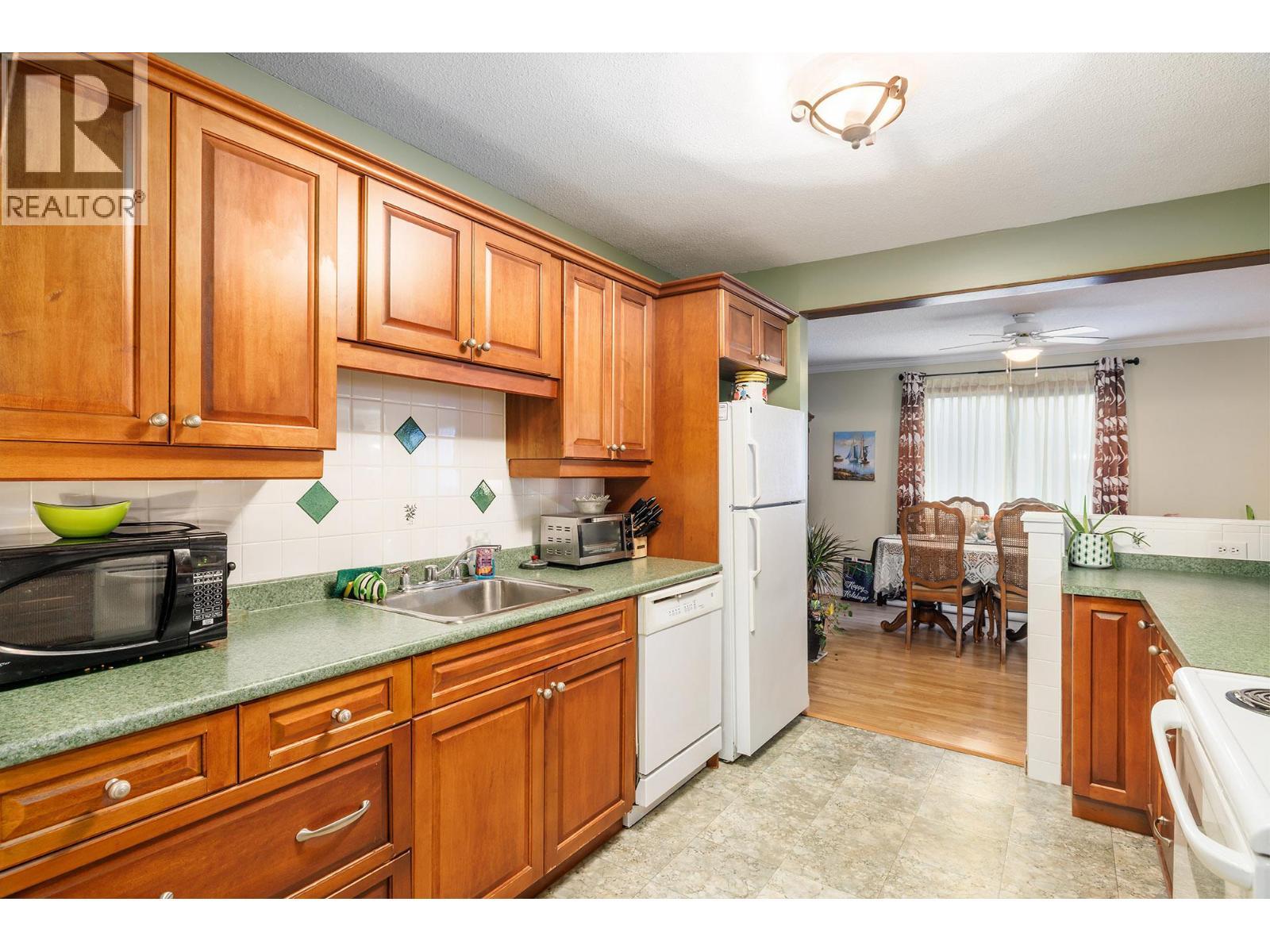 1035 Bernard Avenue Unit# 214 Lot# 29, Kelowna, BC - Indoor Photo Showing Kitchen