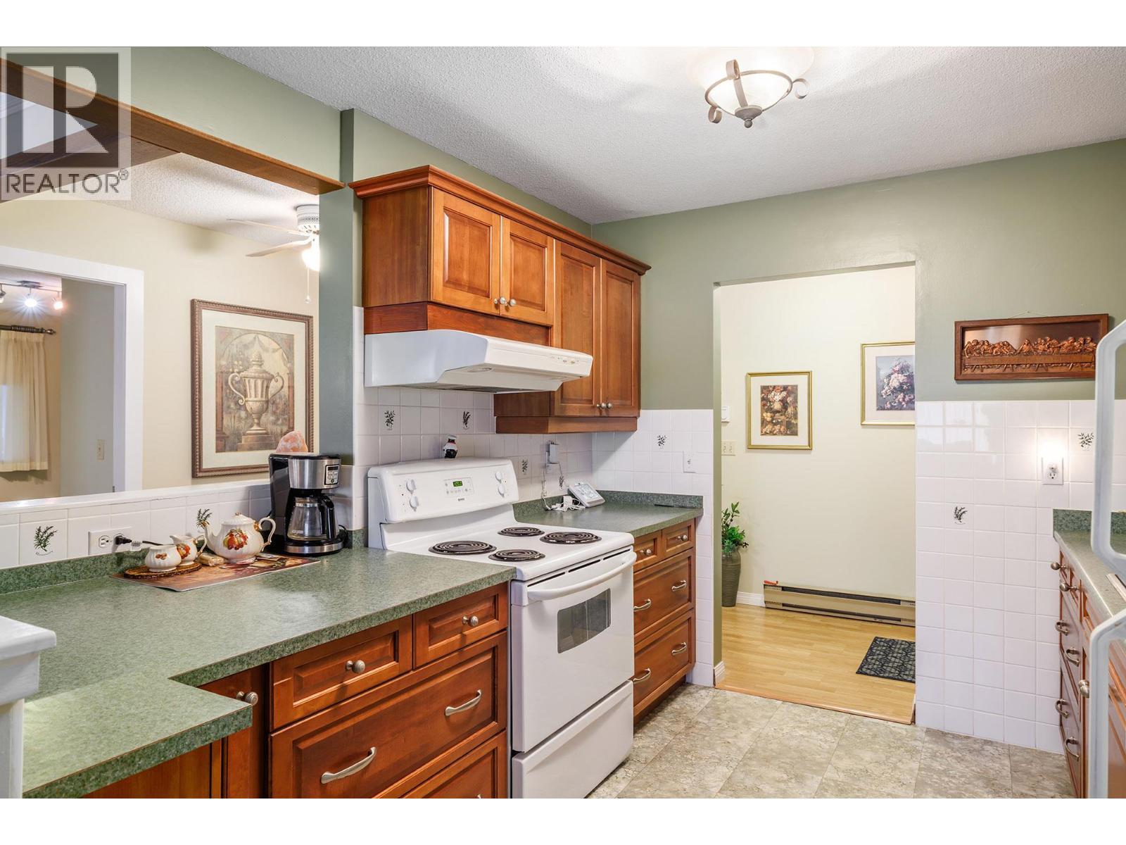 1035 Bernard Avenue Unit# 214 Lot# 29, Kelowna, BC - Indoor Photo Showing Kitchen