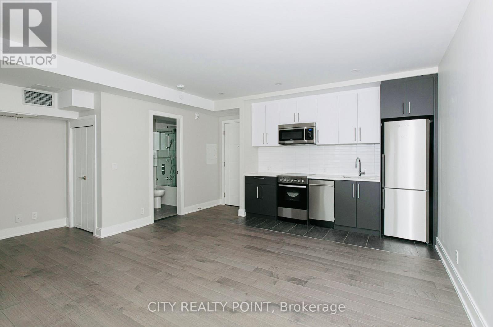 602 - 11 Walmer Road, Toronto, ON - Indoor Photo Showing Kitchen