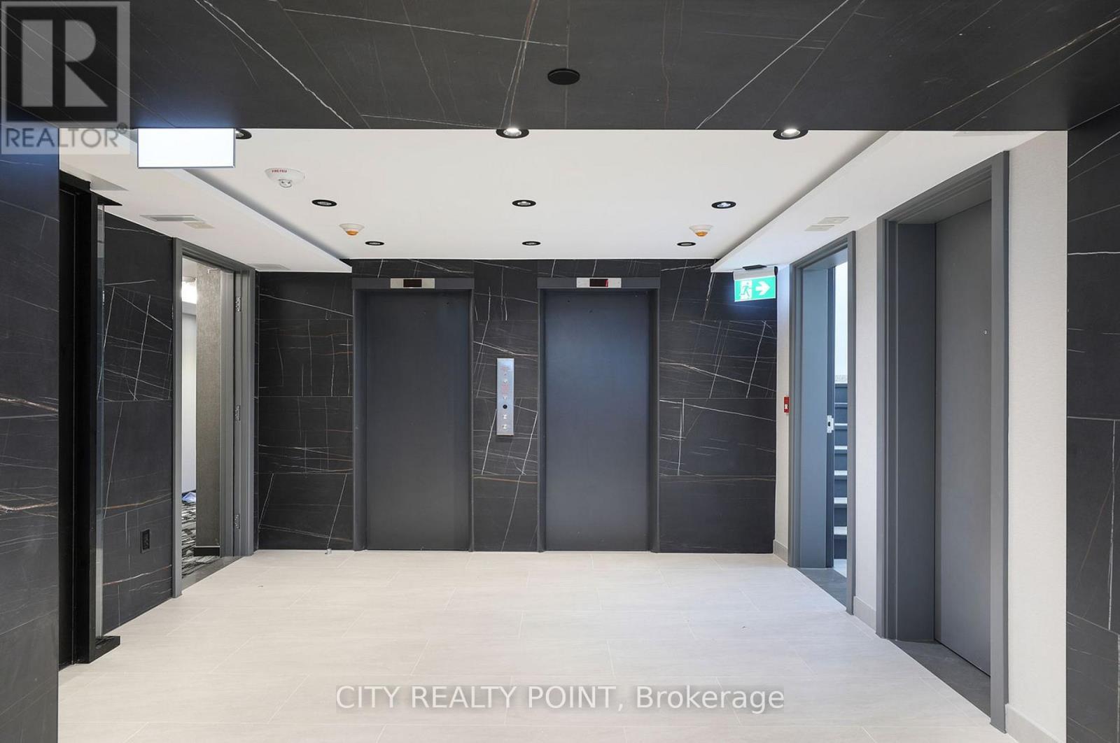 602 - 11 Walmer Road, Toronto, ON - Indoor Photo Showing Garage