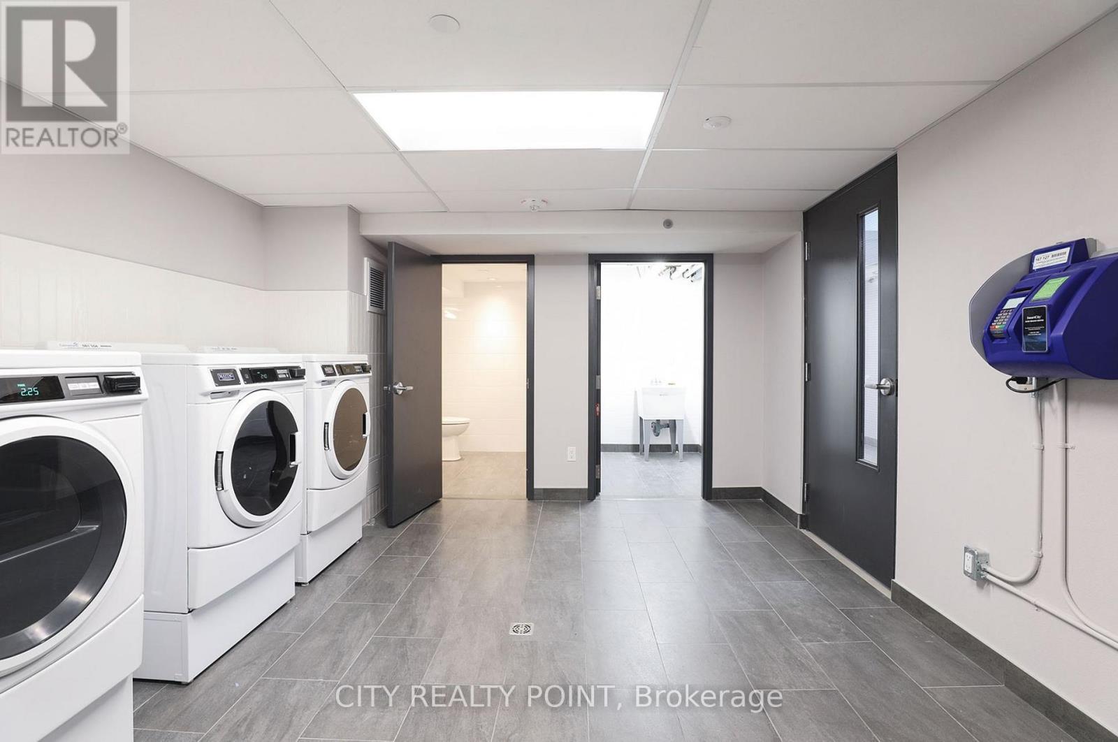 602 - 11 Walmer Road, Toronto, ON - Indoor Photo Showing Laundry Room