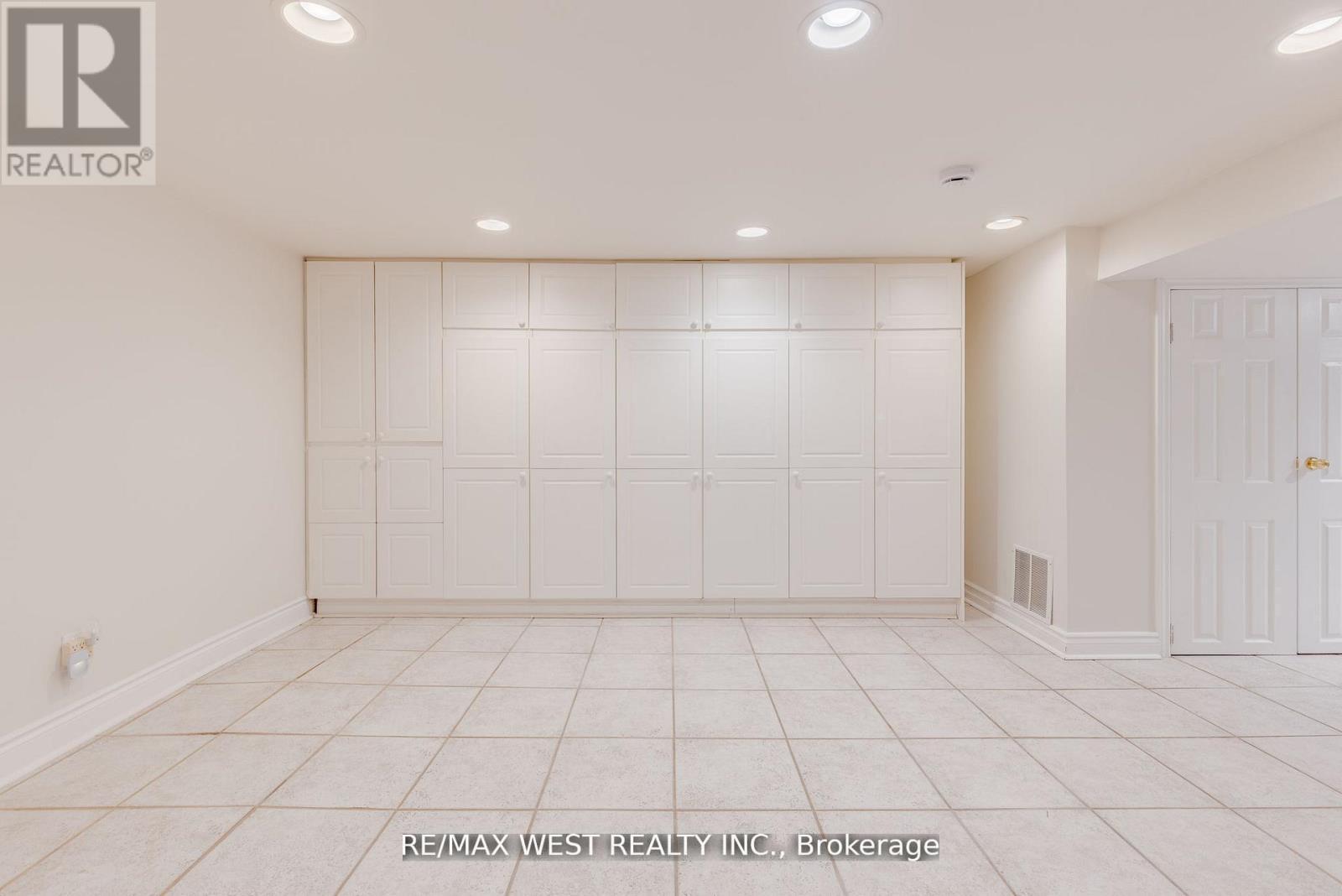 Lower - 606 Conacher Drive, Toronto, ON - Indoor Photo Showing Other Room