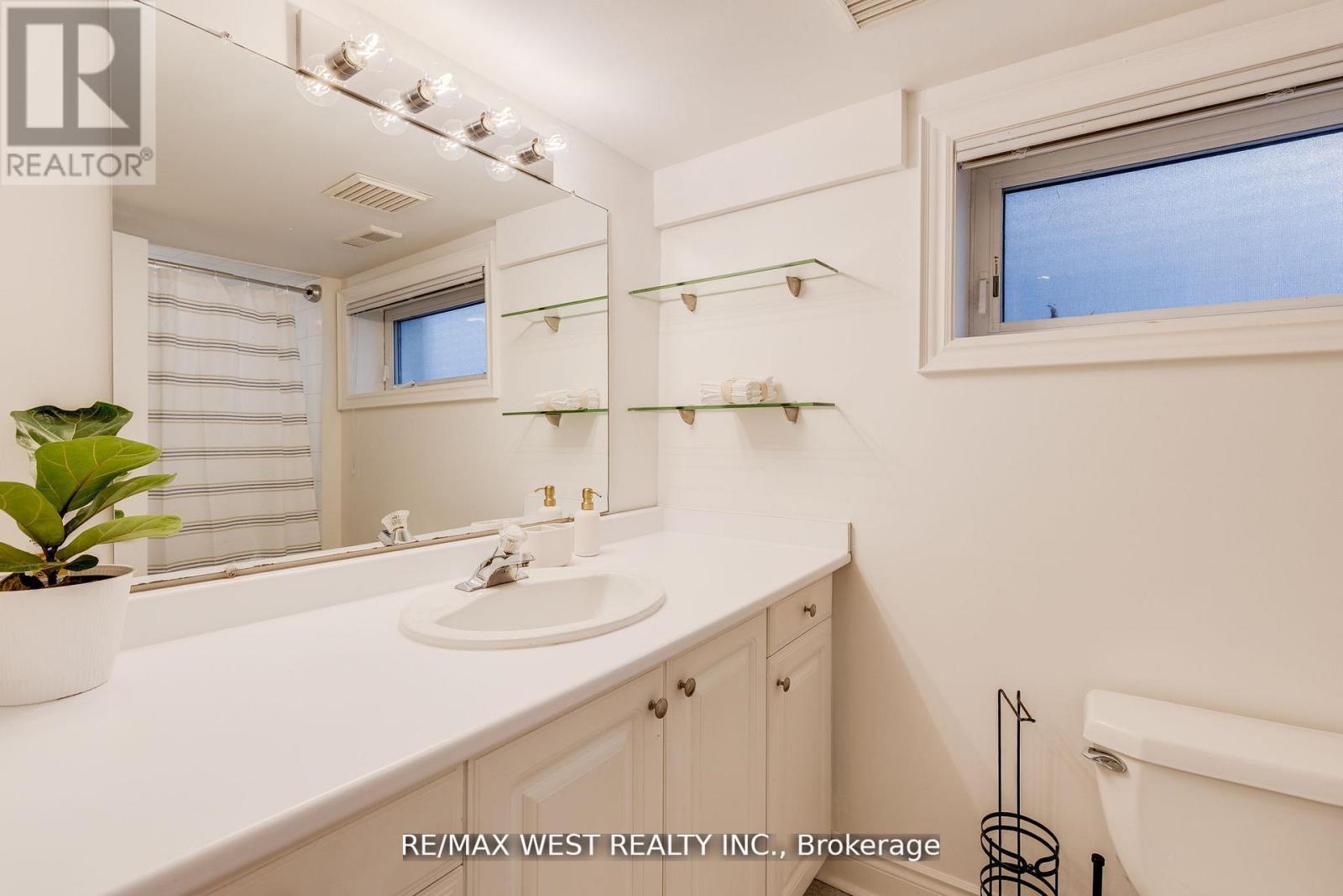 Lower - 606 Conacher Drive, Toronto, ON - Indoor Photo Showing Bathroom