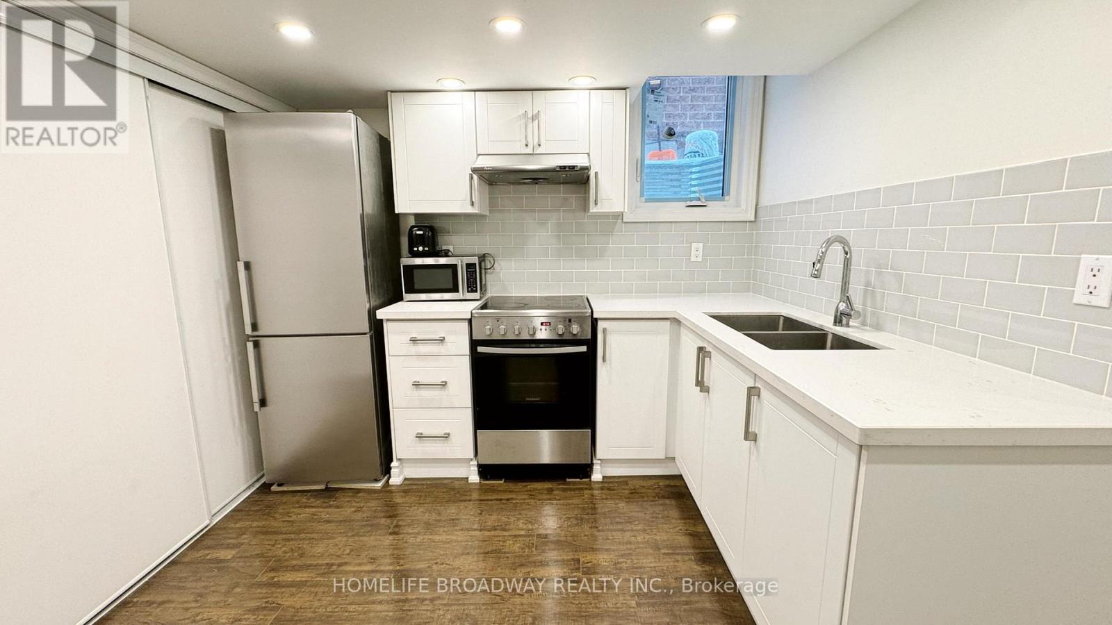 Lower - 102 Orchard Hill Boulevard, Markham, ON - Indoor Photo Showing Kitchen With Double Sink With Upgraded Kitchen