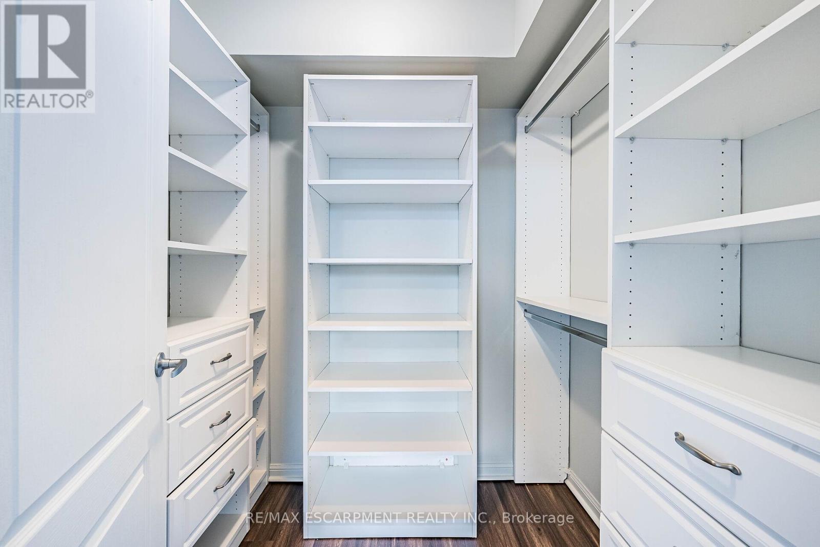 402 - 4 Elsinore Path, Toronto, ON