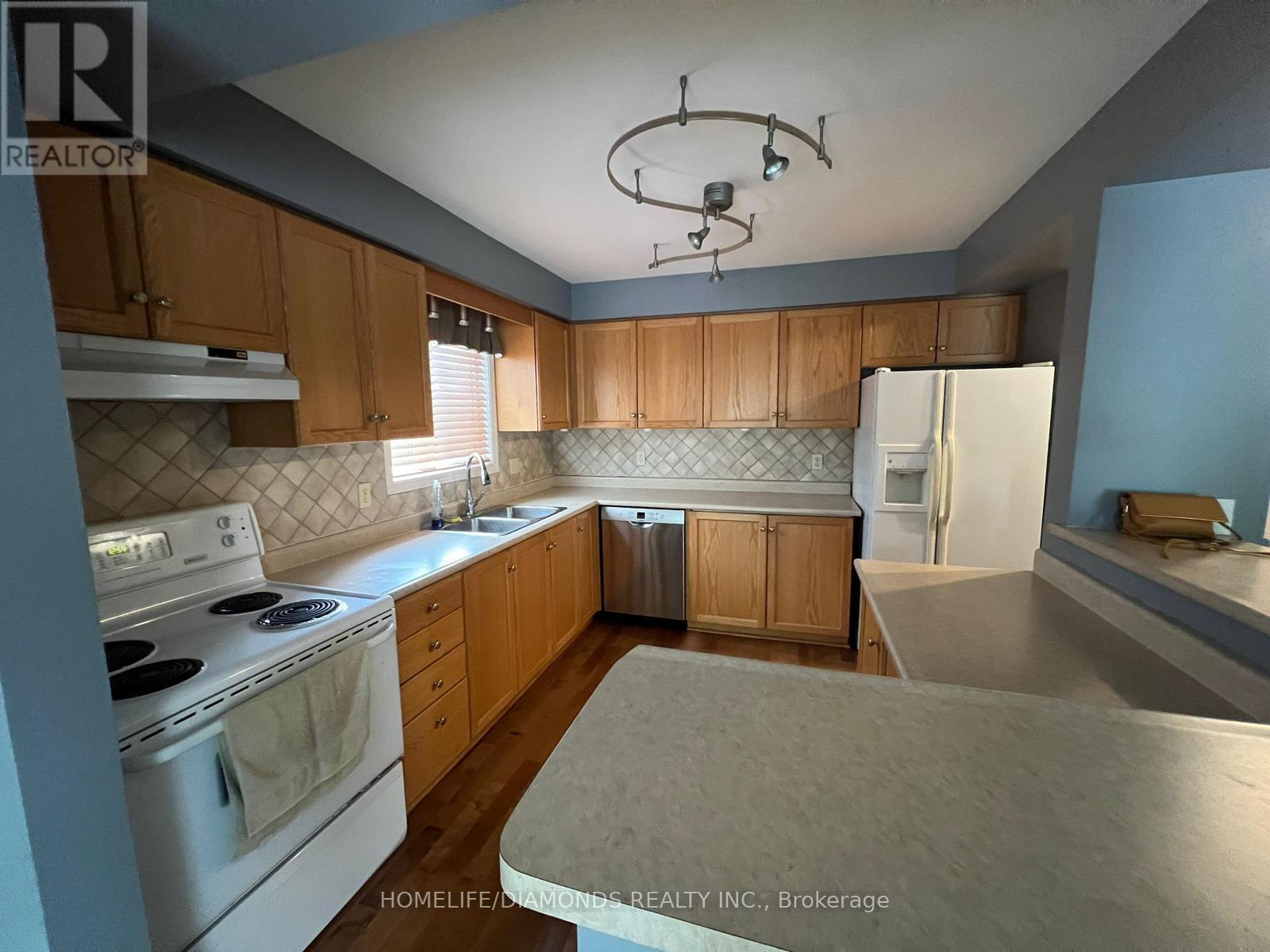44 Karalee Crescent, Cambridge, ON - Indoor Photo Showing Kitchen With Double Sink