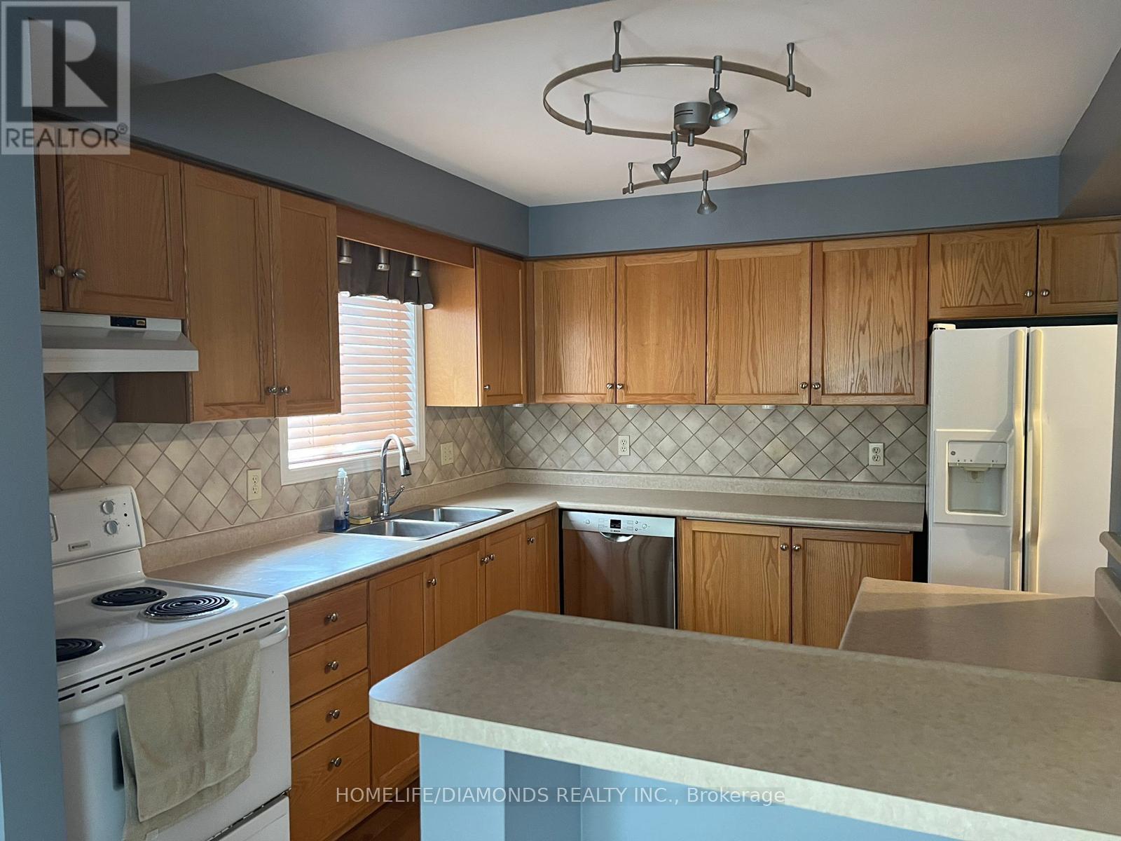 44 Karalee Crescent, Cambridge, ON - Indoor Photo Showing Kitchen With Double Sink