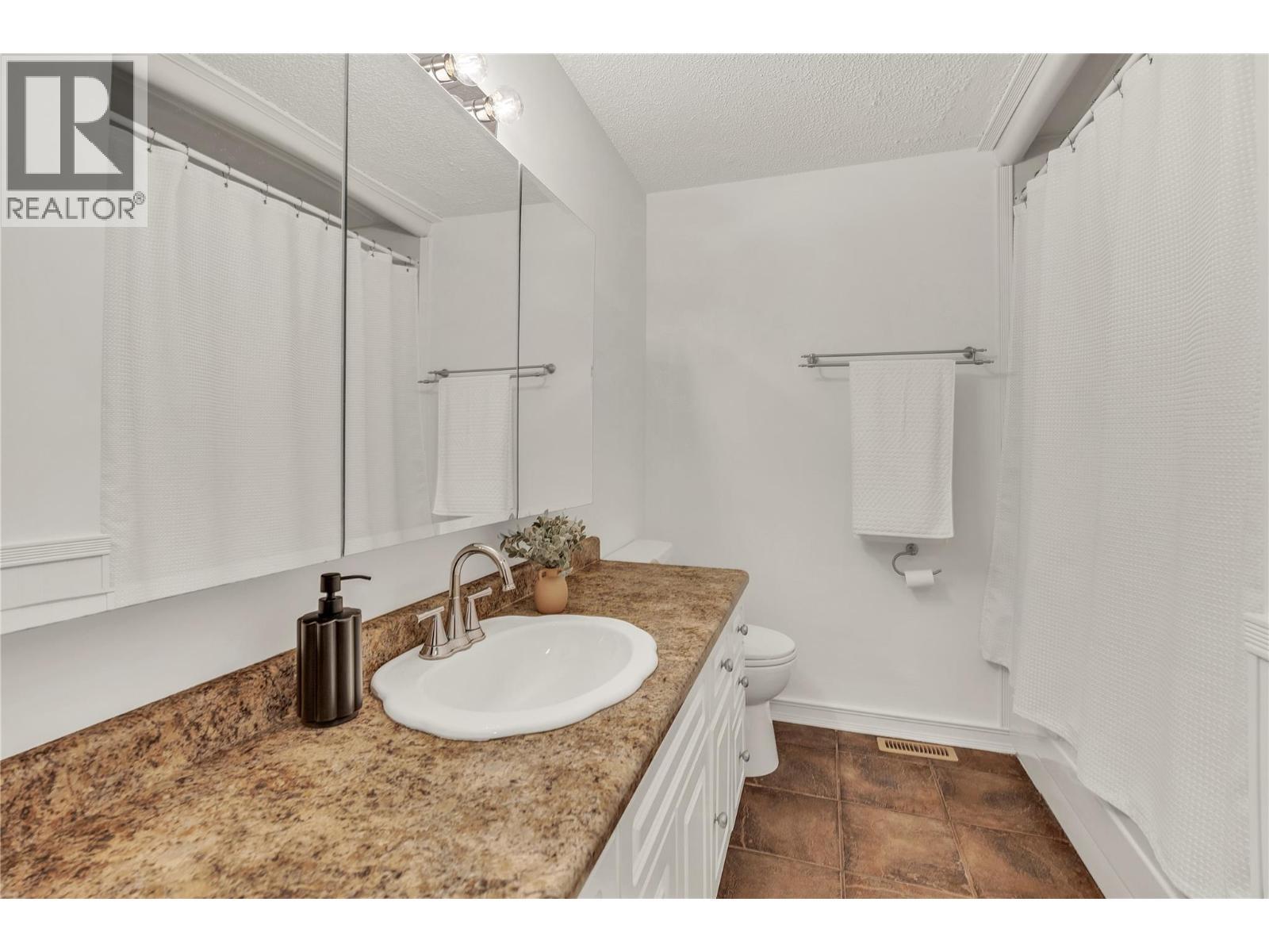 1528 Beatty Street, Penticton, BC - Indoor Photo Showing Bathroom