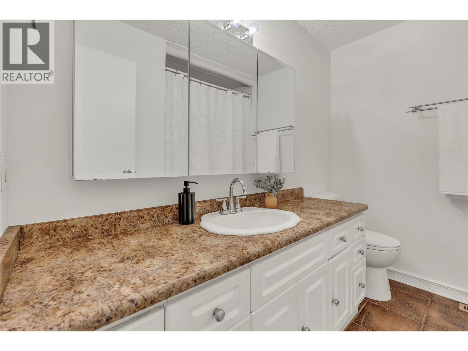 1528 Beatty Street, Penticton, BC - Indoor Photo Showing Bathroom