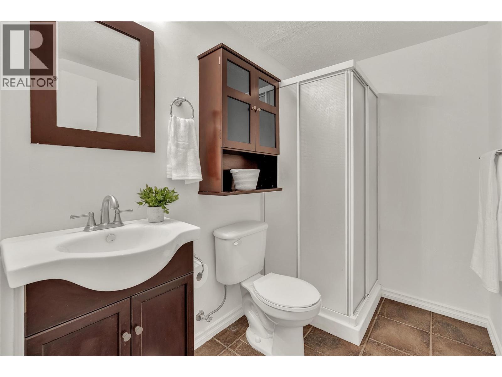 1528 Beatty Street, Penticton, BC - Indoor Photo Showing Bathroom