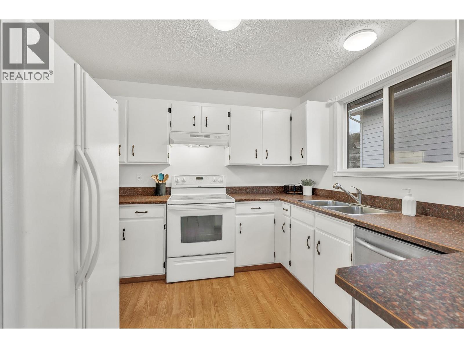 1528 Beatty Street, Penticton, BC - Indoor Photo Showing Kitchen With Double Sink