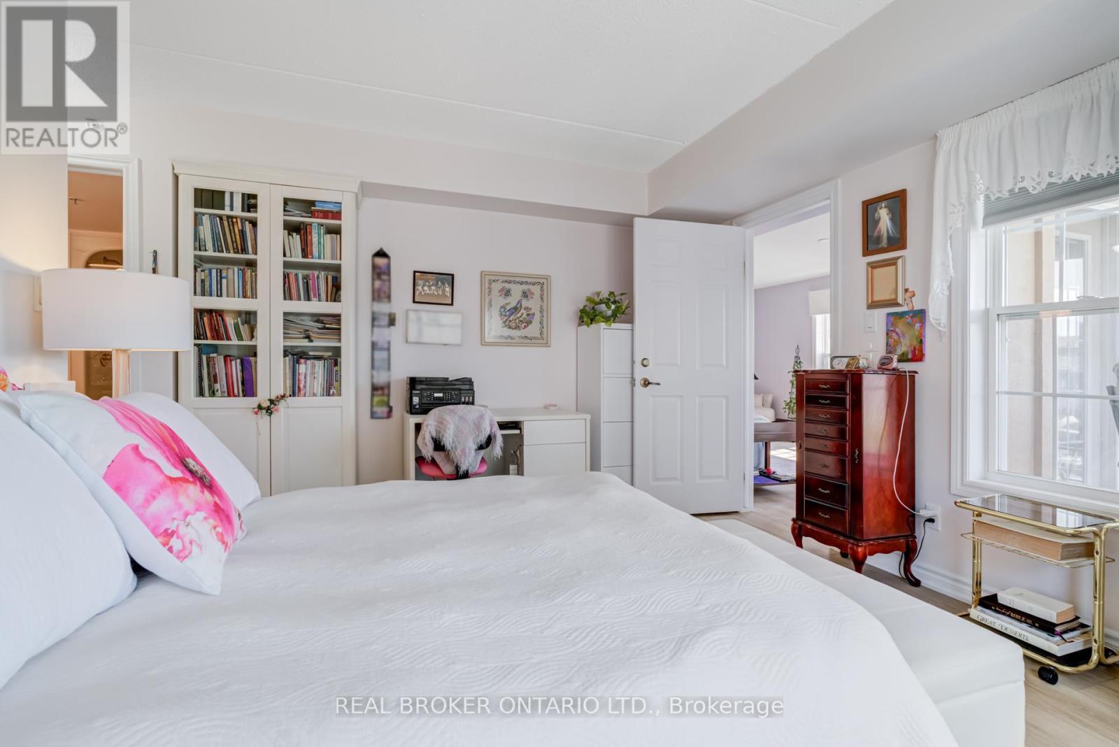 313 - 1460 Bishops Gate, Oakville, ON - Indoor Photo Showing Bedroom