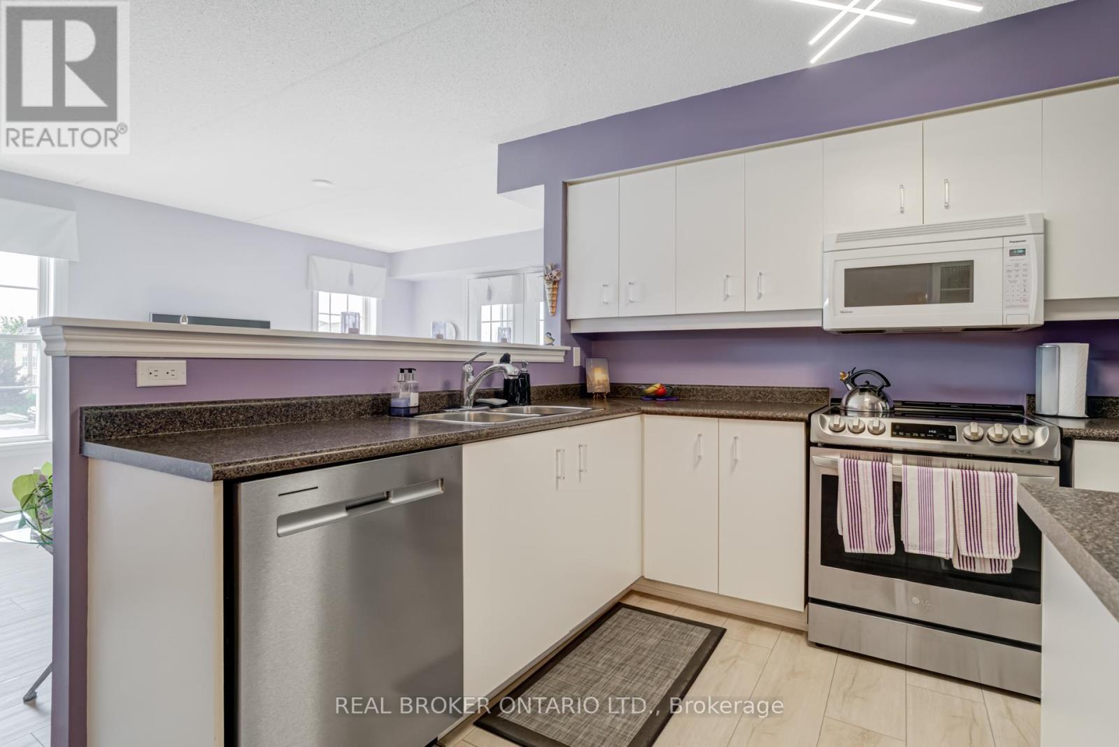 313 - 1460 Bishops Gate, Oakville, ON - Indoor Photo Showing Kitchen With Double Sink