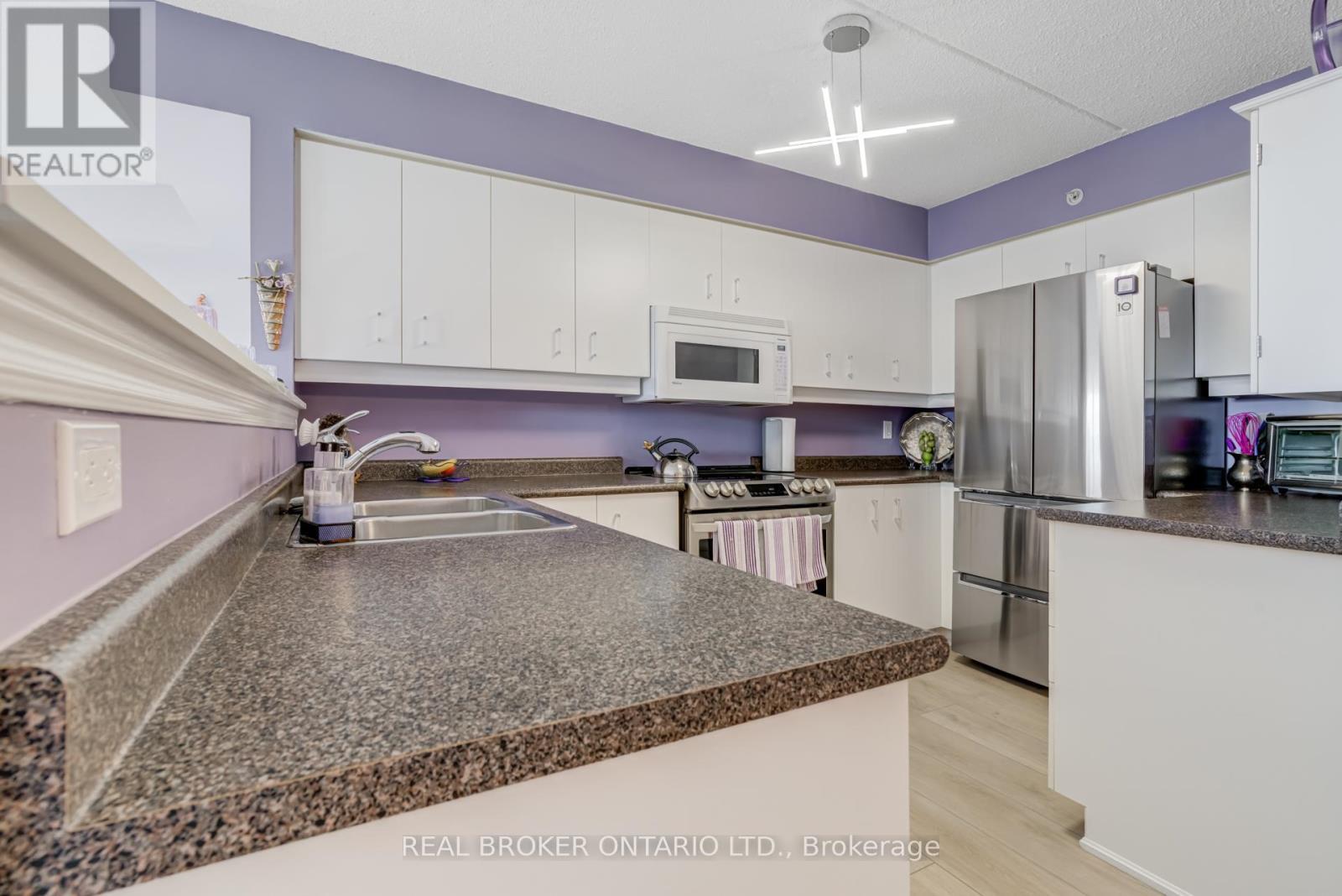 313 - 1460 Bishops Gate, Oakville, ON - Indoor Photo Showing Kitchen With Double Sink