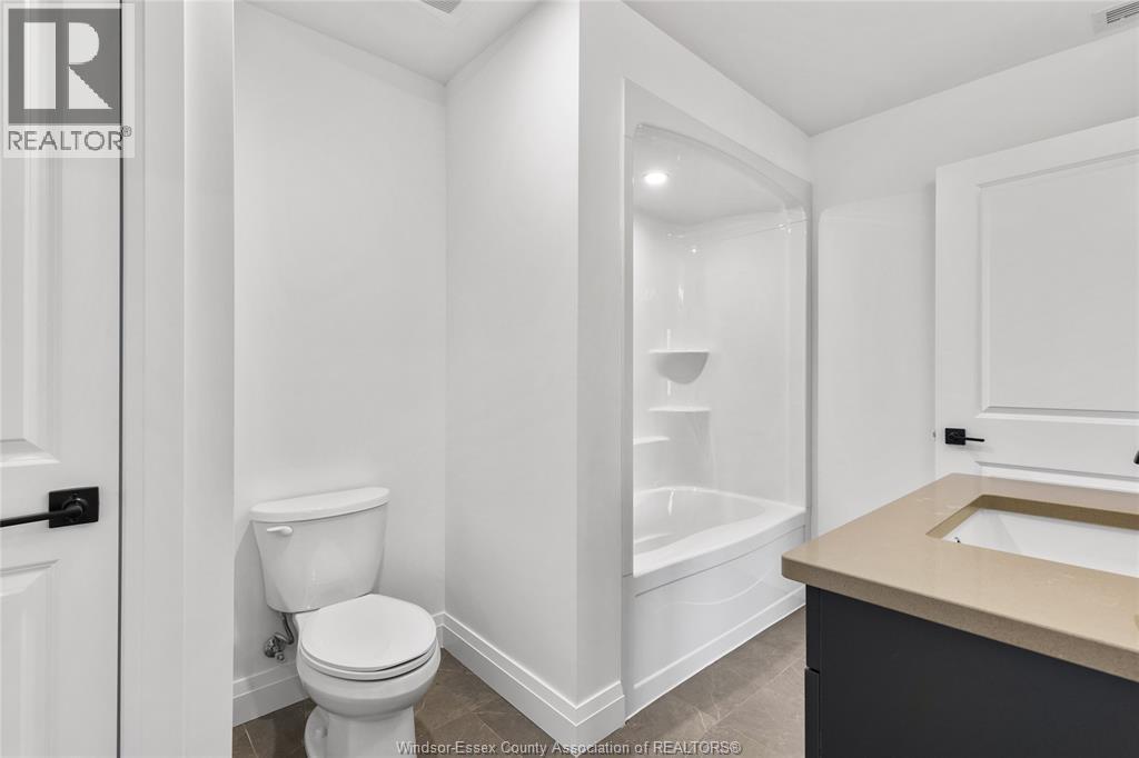 3817 Howard Avenue Unit# 313, Windsor, ON - Indoor Photo Showing Bathroom