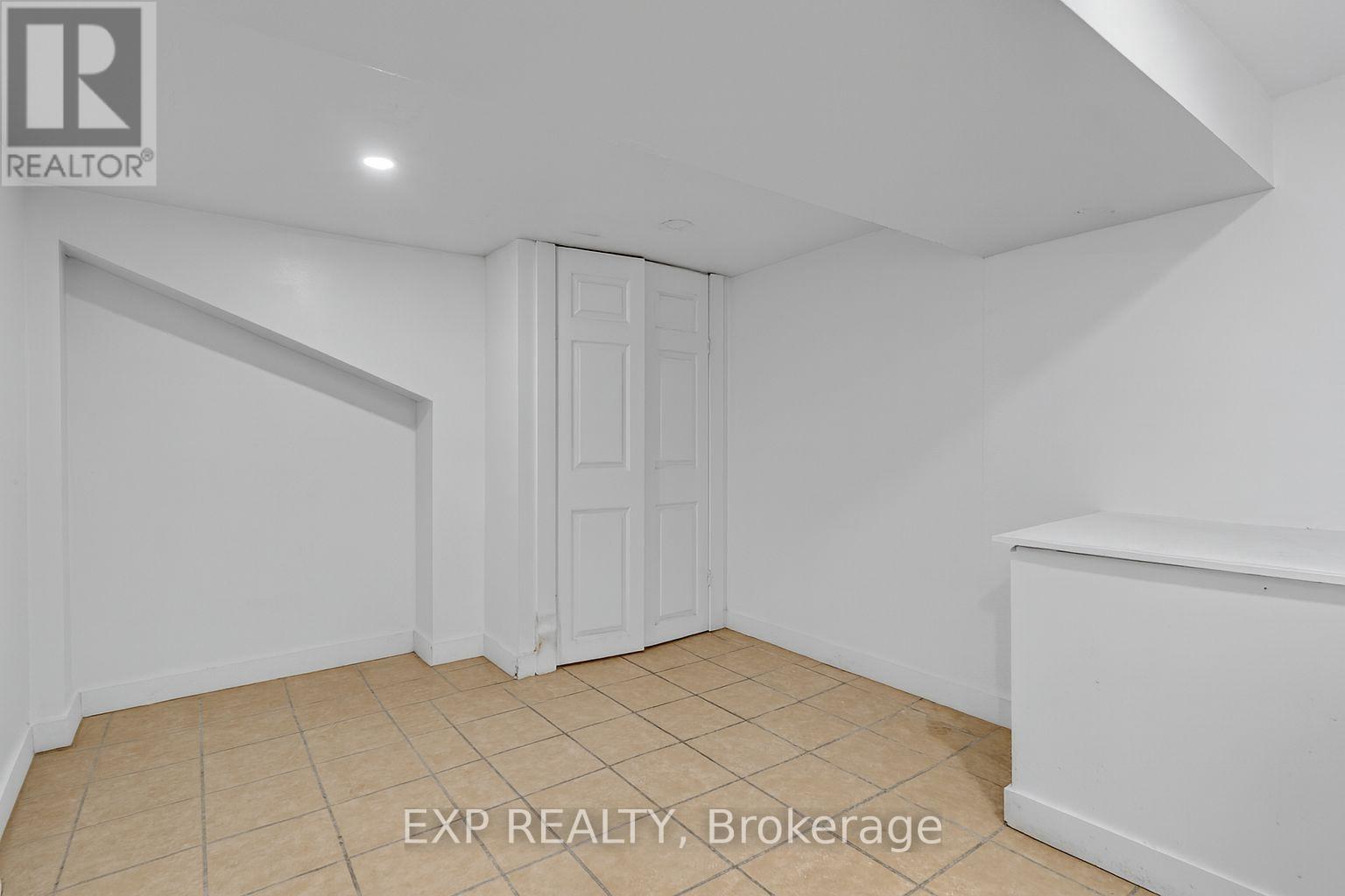 23 Lyndhurst Street, Hamilton, ON - Indoor Photo Showing Other Room