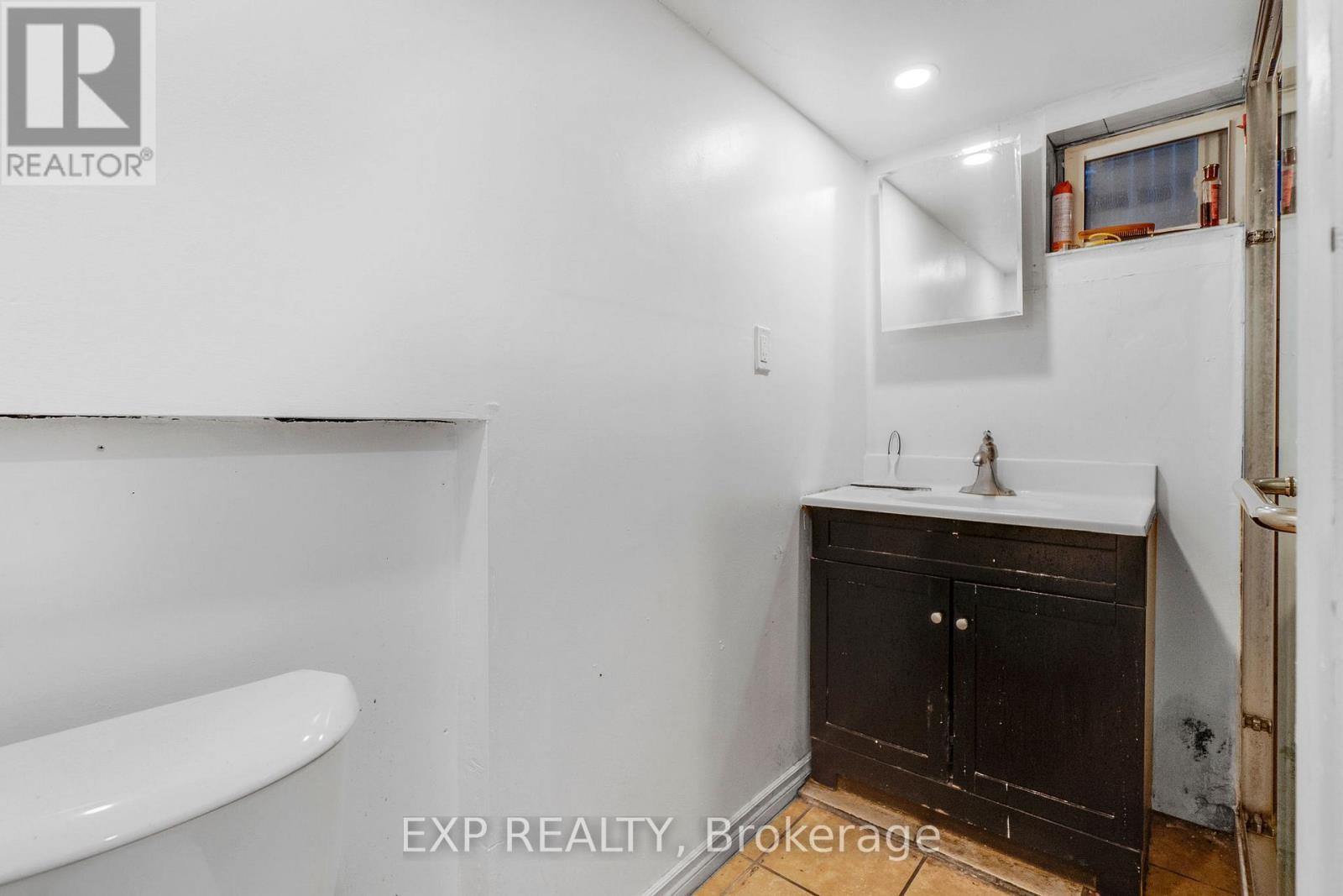 23 Lyndhurst Street, Hamilton, ON - Indoor Photo Showing Bathroom