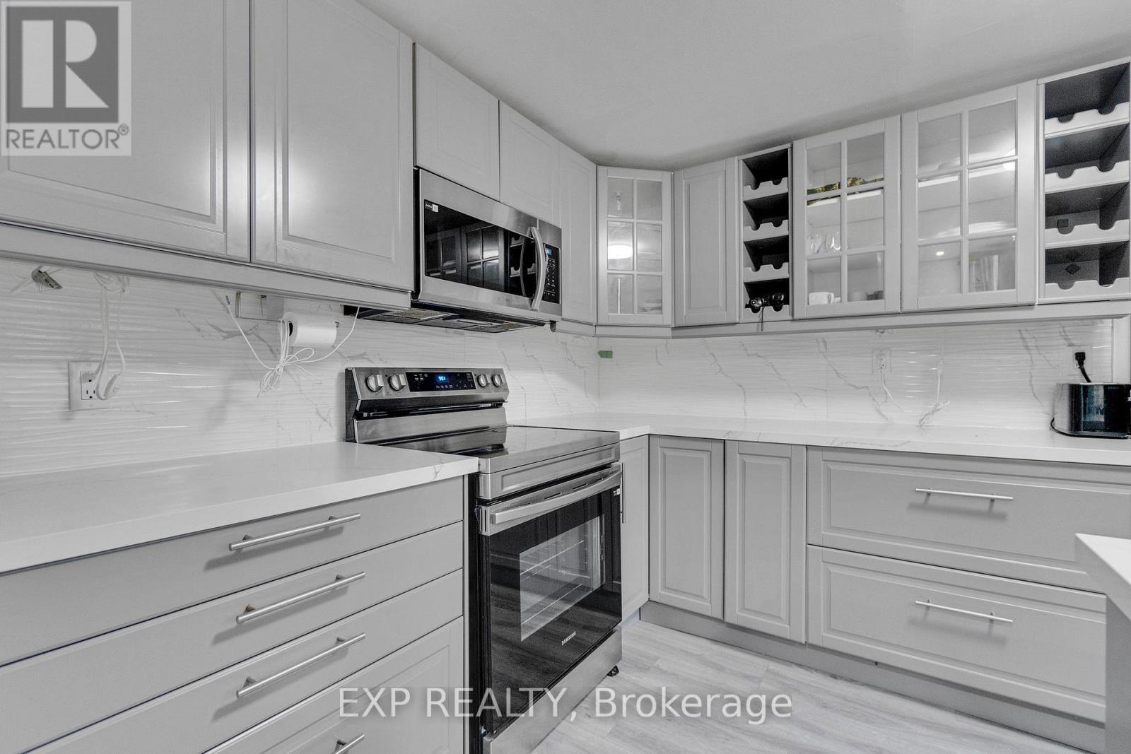 23 Lyndhurst Street, Hamilton, ON - Indoor Photo Showing Kitchen