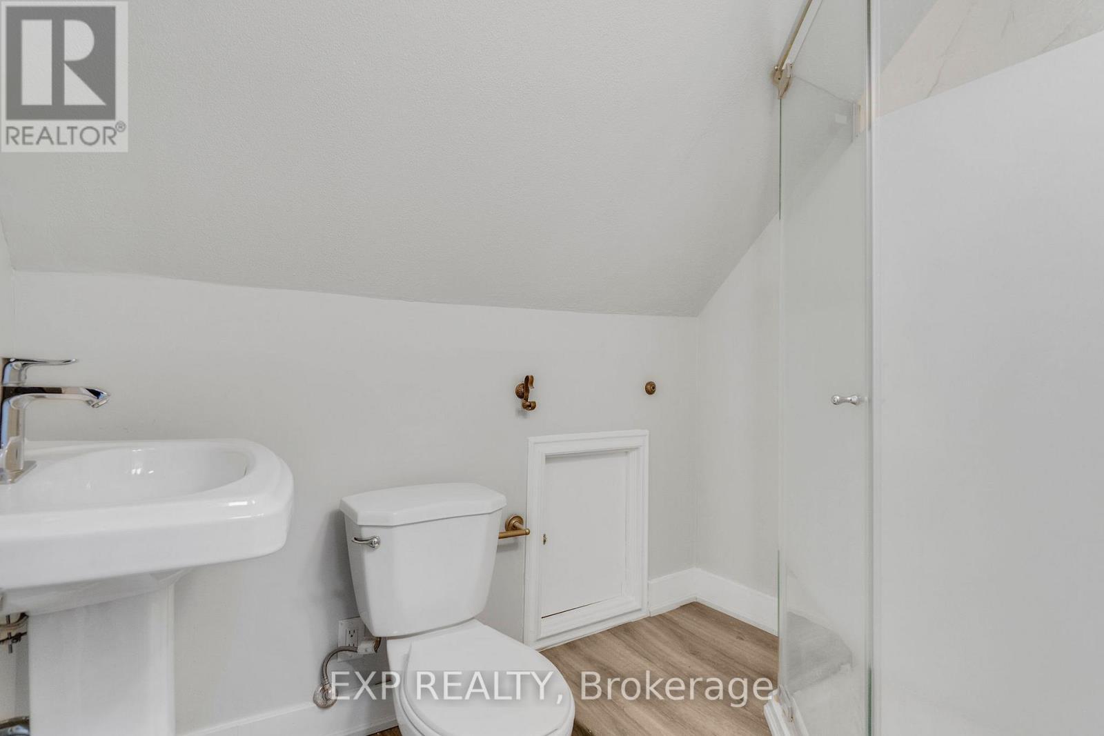 23 Lyndhurst Street, Hamilton, ON - Indoor Photo Showing Bathroom
