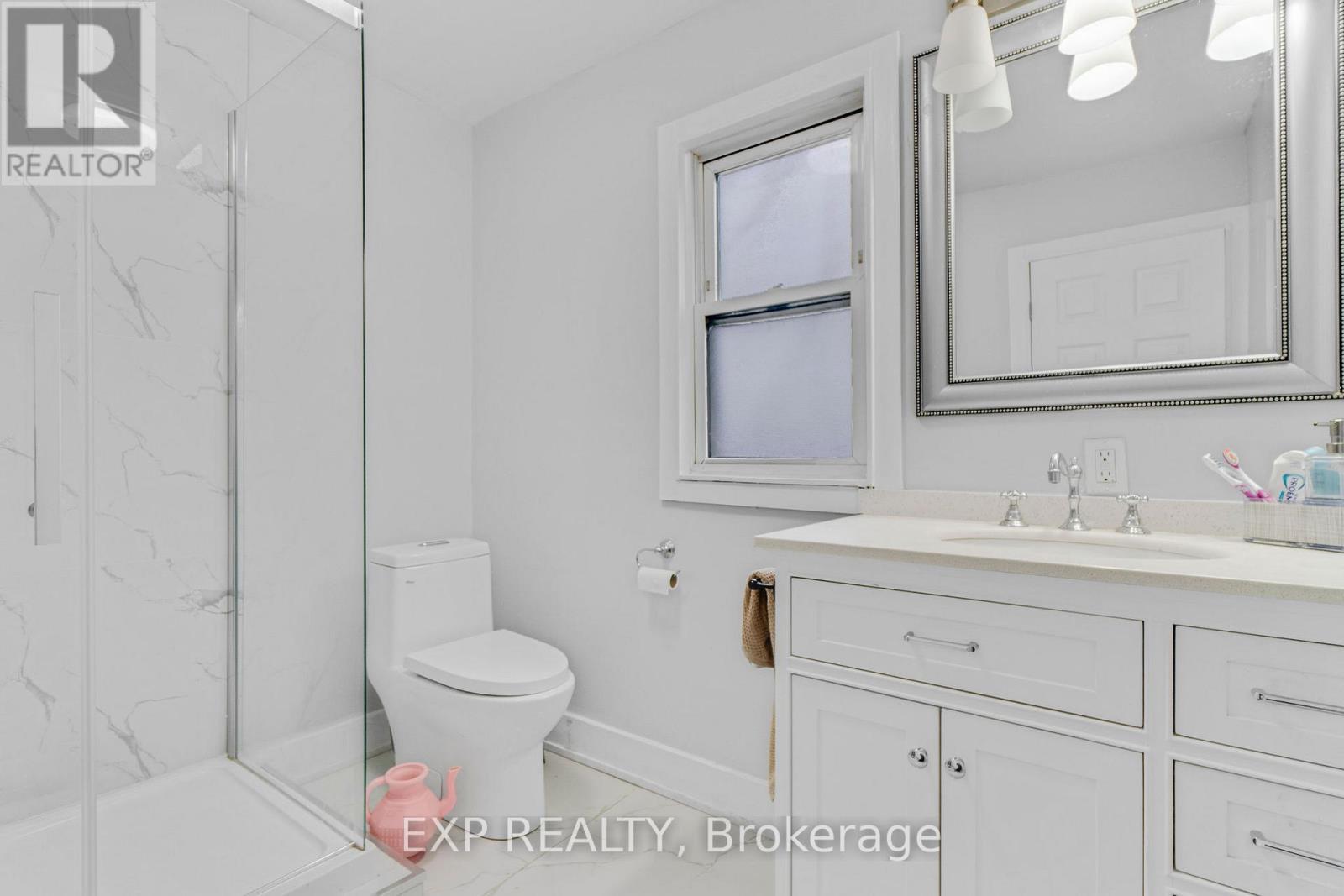 23 Lyndhurst Street, Hamilton, ON - Indoor Photo Showing Bathroom