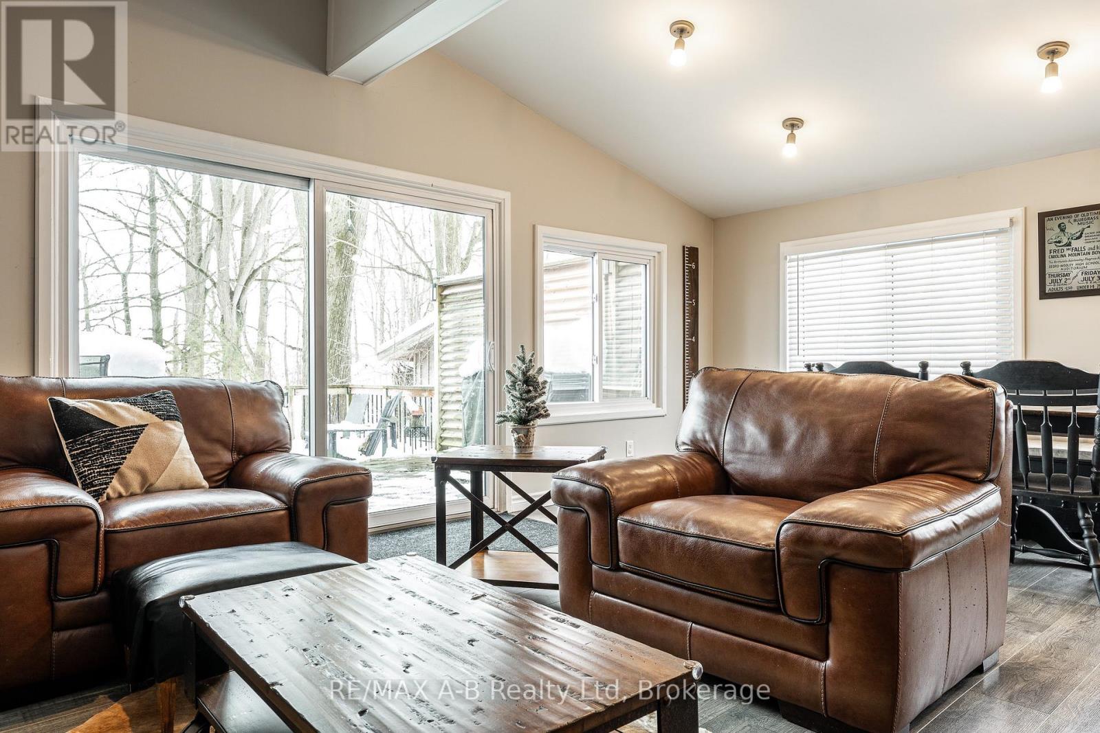 250 Orchard Avenue, Zorra, ON - Indoor Photo Showing Living Room
