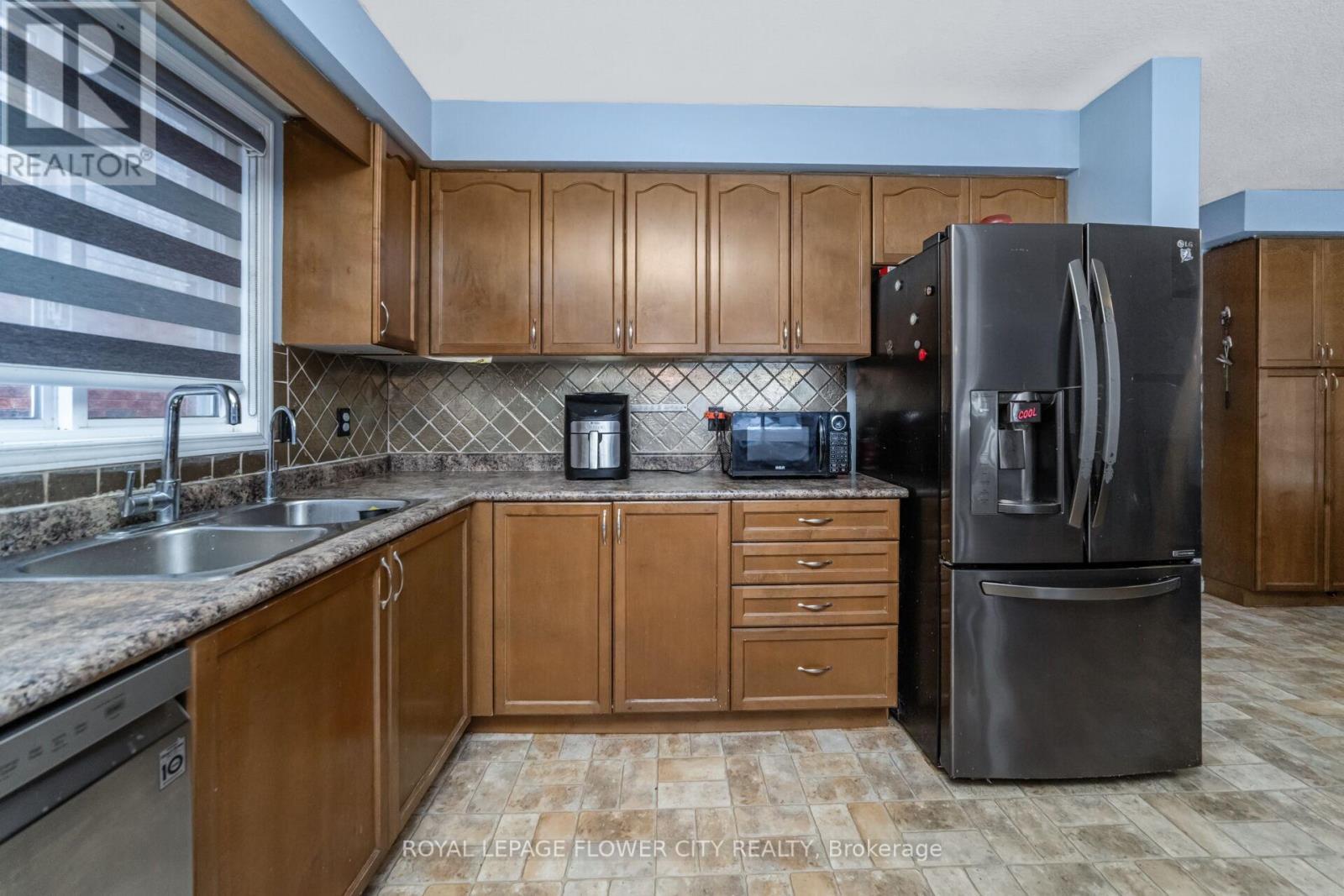 107 Skipton Crescent, Cambridge, ON - Indoor Photo Showing Kitchen With Double Sink