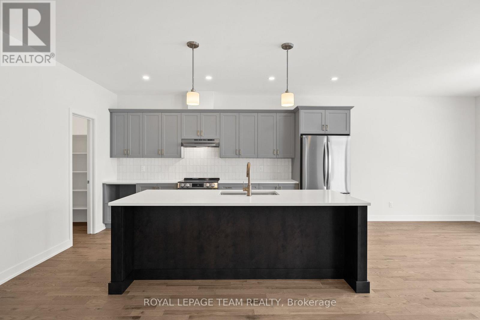 1086 Moore Street, Brockville, ON - Indoor Photo Showing Kitchen With Double Sink With Upgraded Kitchen