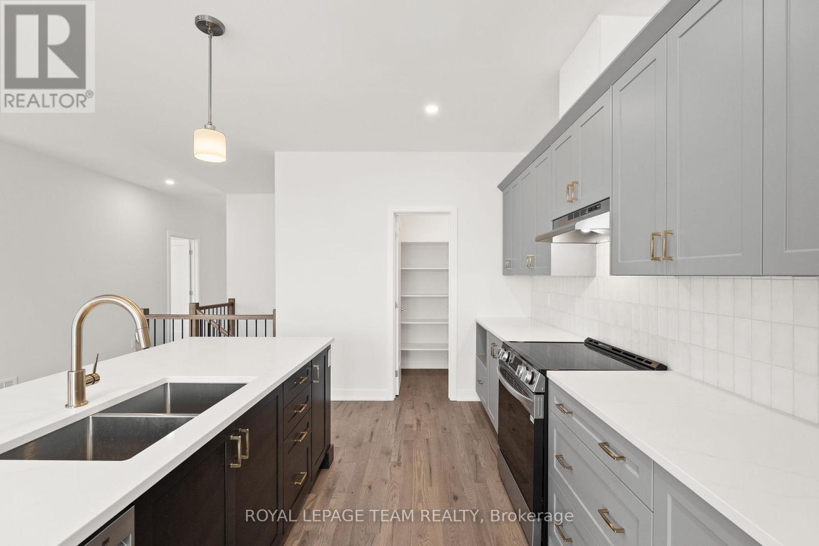 1086 Moore Street, Brockville, ON - Indoor Photo Showing Kitchen With Double Sink With Upgraded Kitchen
