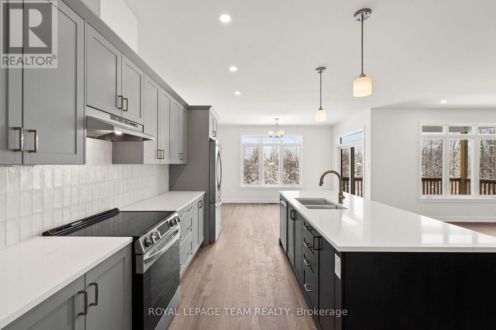 1086 Moore Street, Brockville, ON - Indoor Photo Showing Kitchen With Double Sink With Upgraded Kitchen