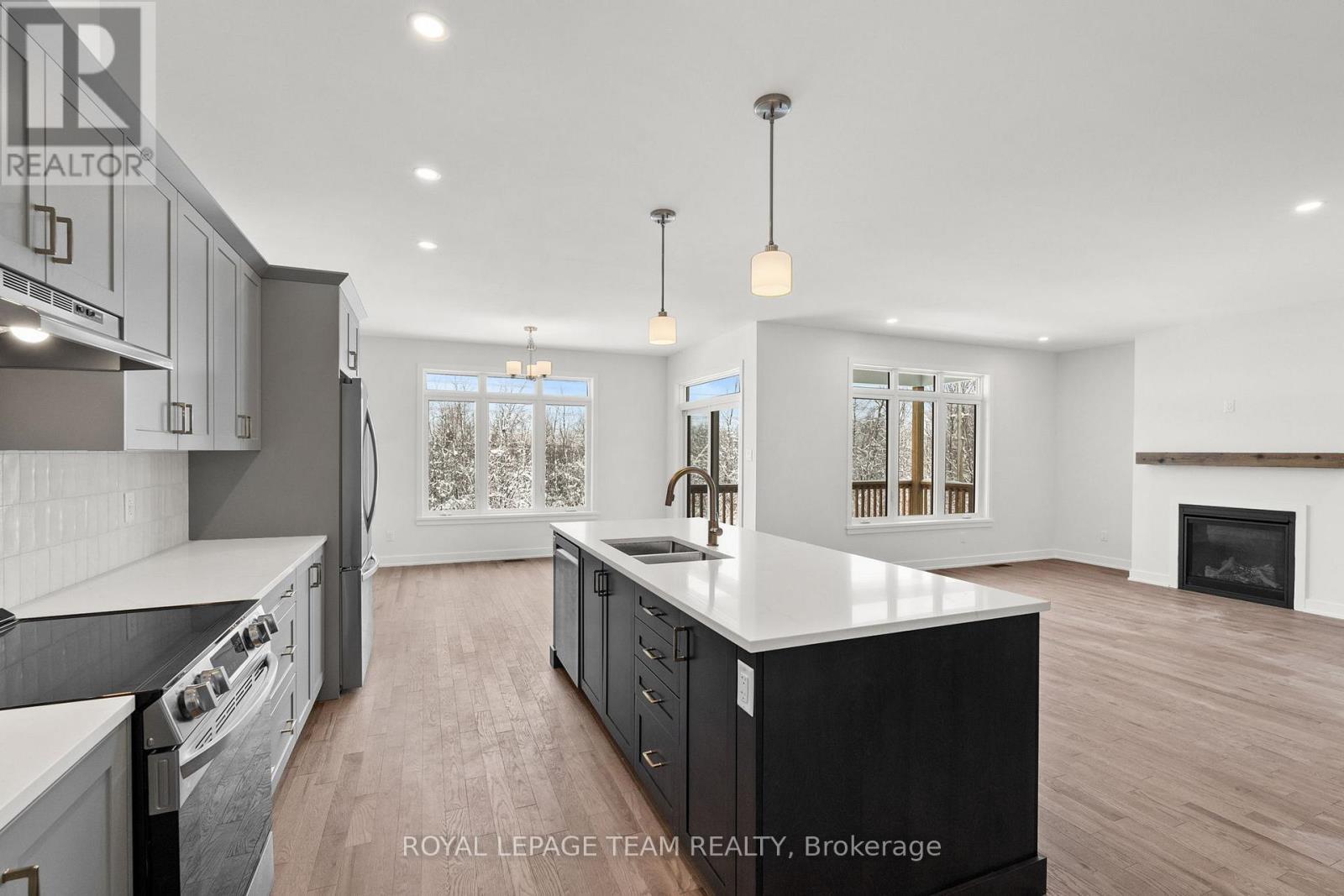 1086 Moore Street, Brockville, ON - Indoor Photo Showing Kitchen With Double Sink With Upgraded Kitchen
