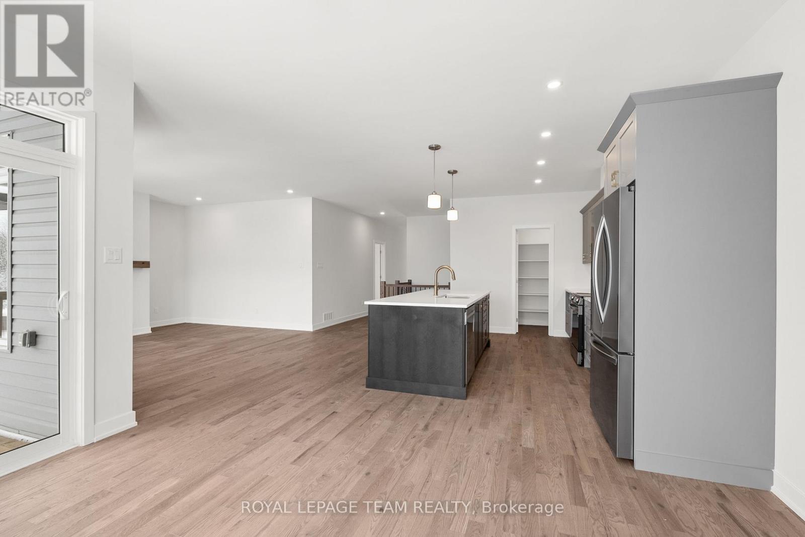 1086 Moore Street, Brockville, ON - Indoor Photo Showing Kitchen