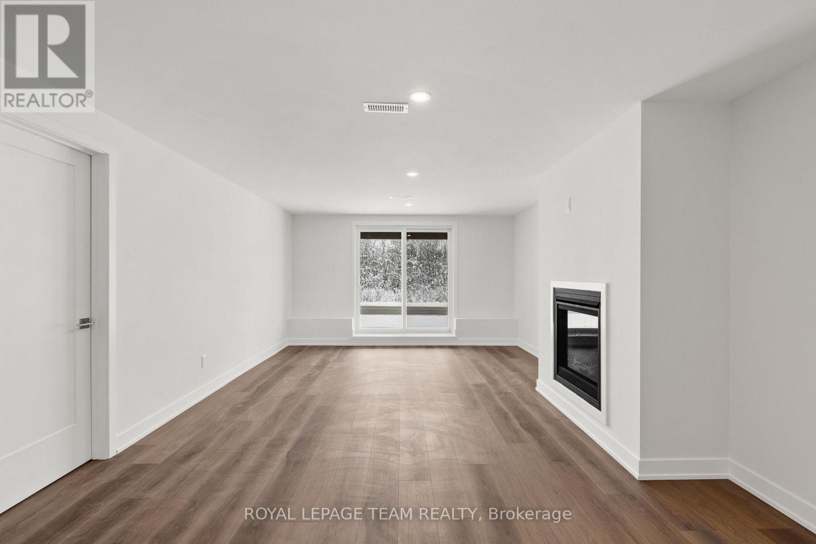 1086 Moore Street, Brockville, ON - Indoor Photo Showing Other Room With Fireplace