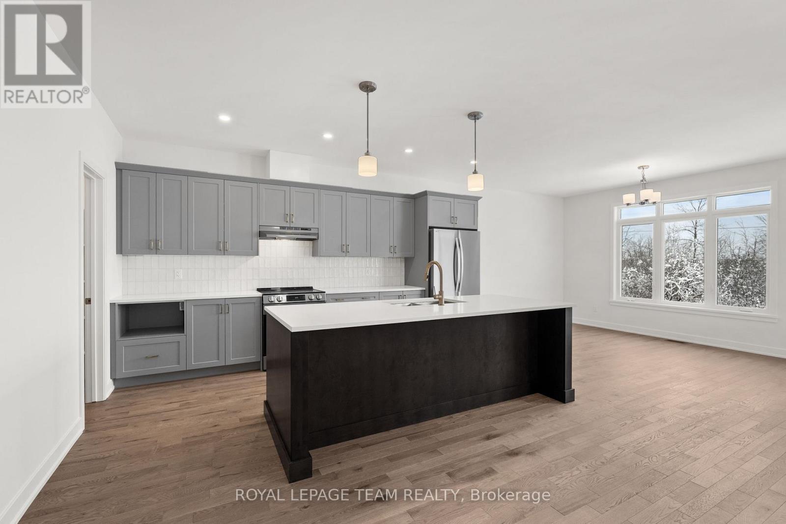 1086 Moore Street, Brockville, ON - Indoor Photo Showing Kitchen With Upgraded Kitchen