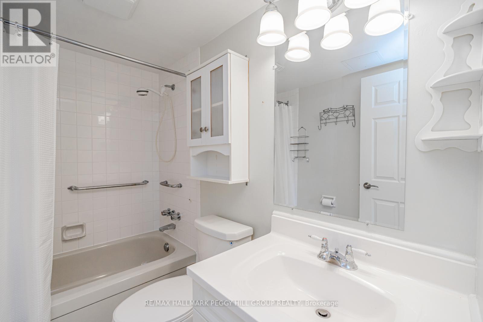 803 - 181 Collier Street, Barrie, ON - Indoor Photo Showing Bathroom