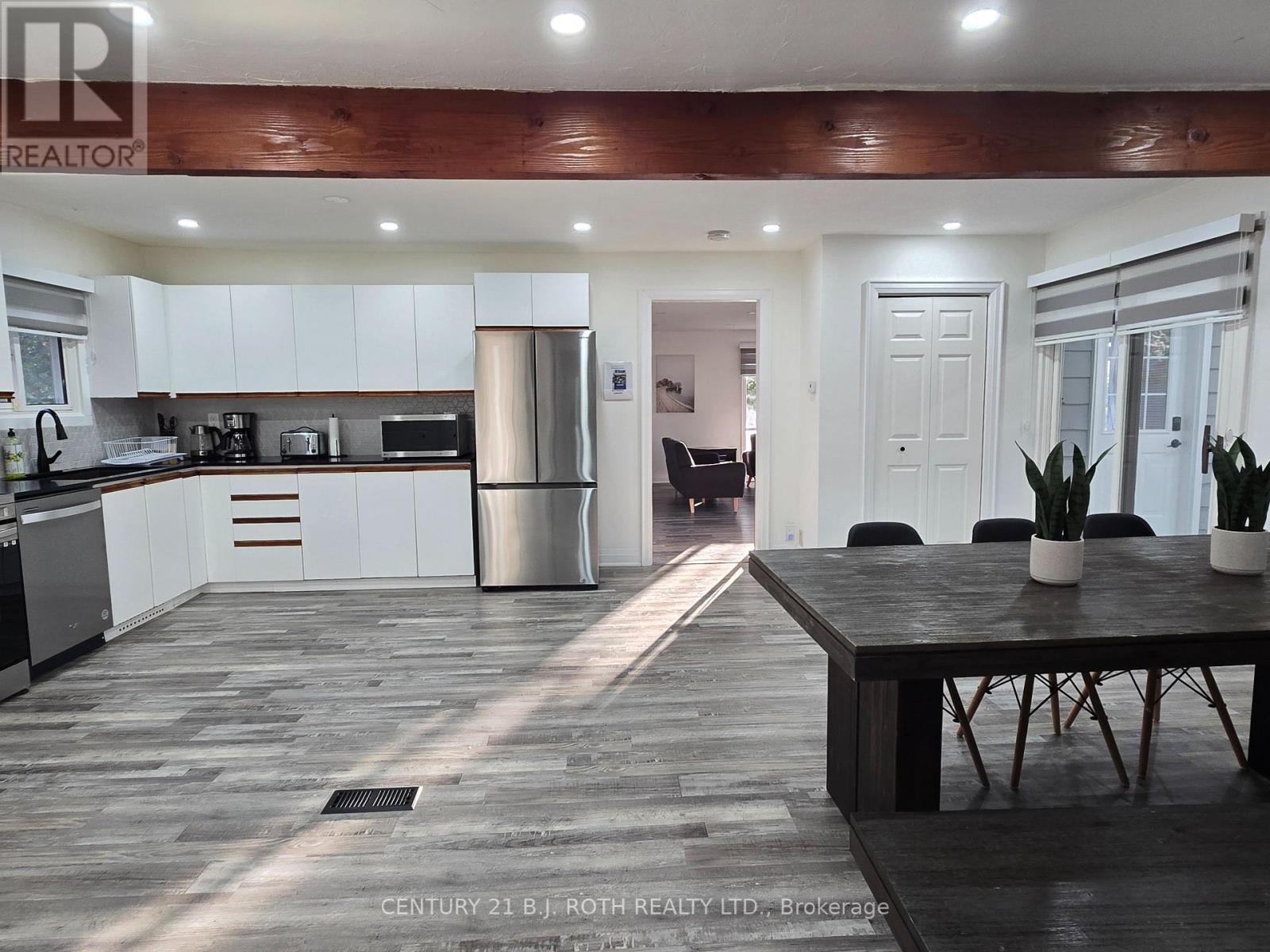 375 Santas Village Road, Bracebridge, ON - Indoor Photo Showing Kitchen
