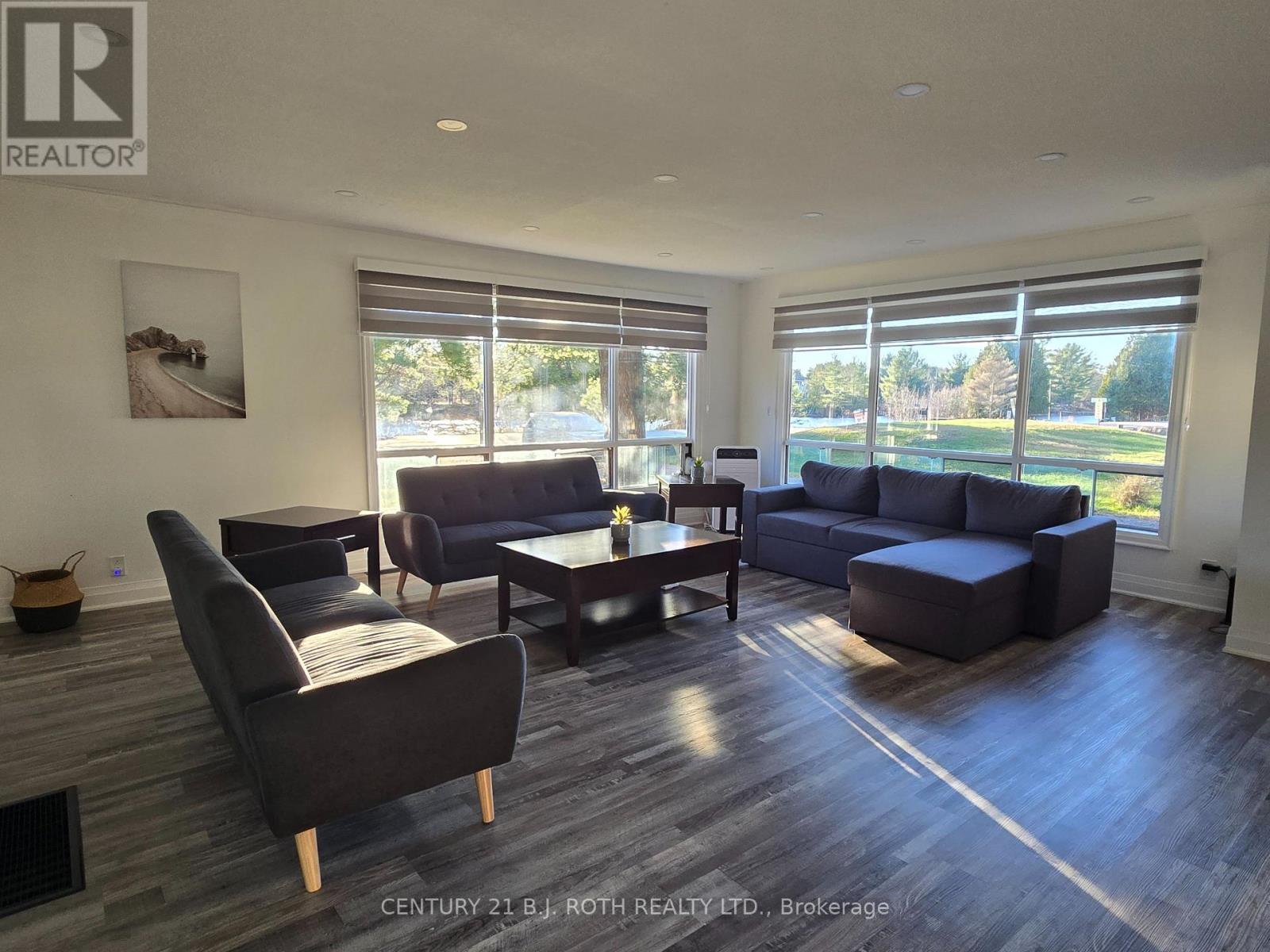 375 Santas Village Road, Bracebridge, ON - Indoor Photo Showing Living Room