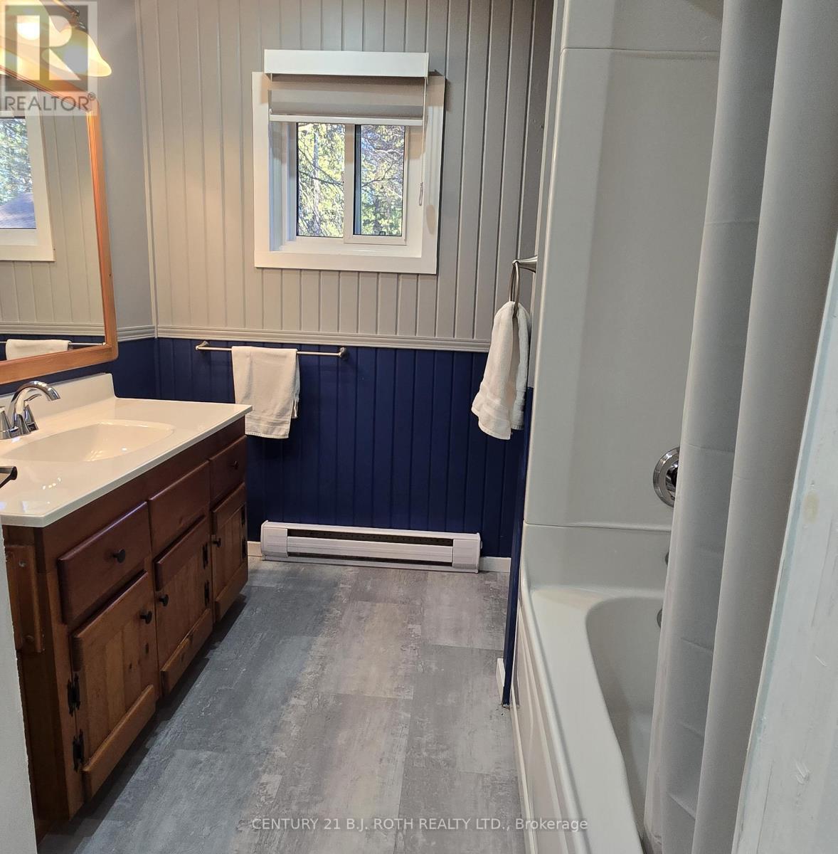 375 Santas Village Road, Bracebridge, ON - Indoor Photo Showing Bathroom