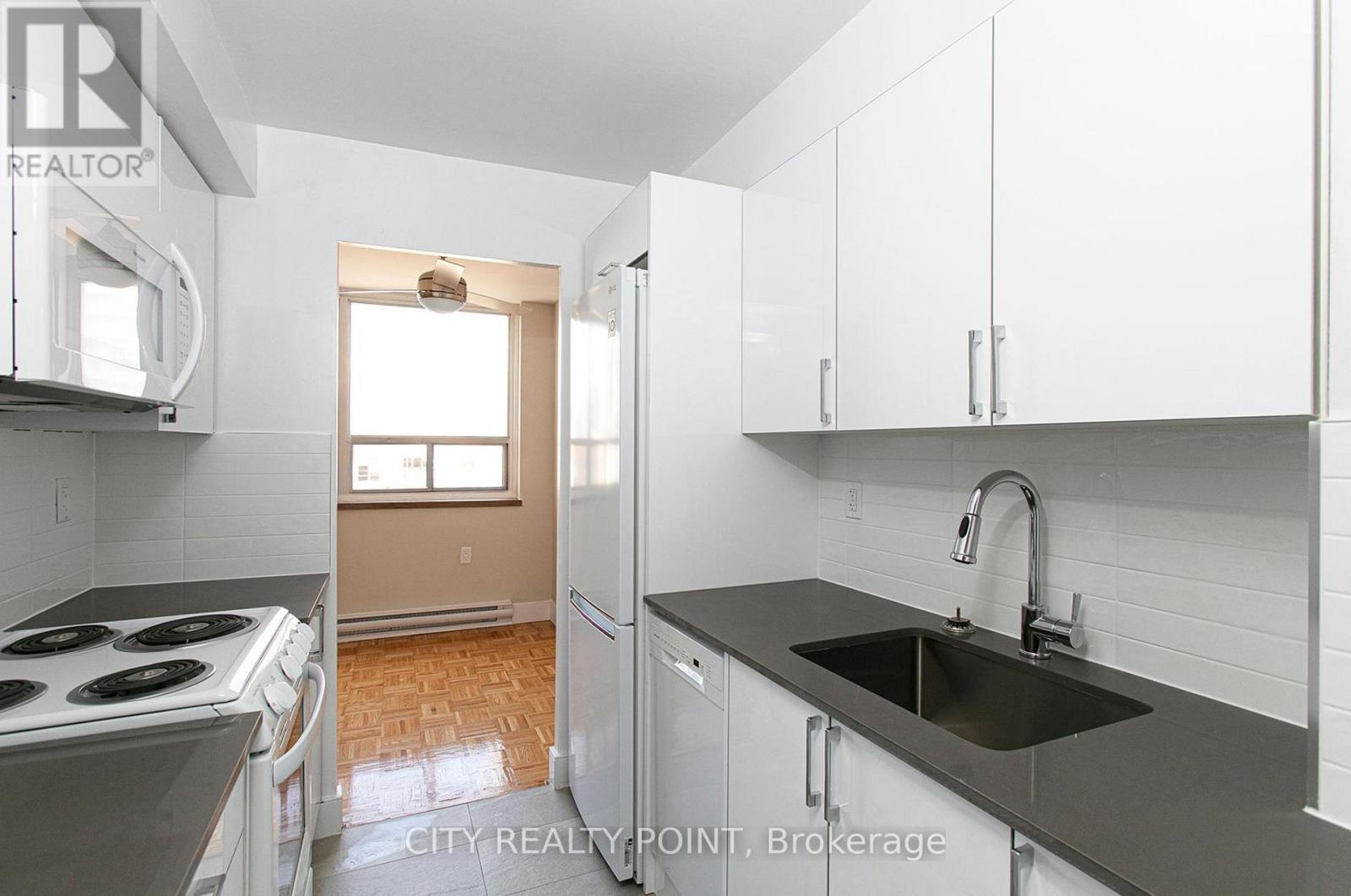 602 - 55 Isabella Street, Toronto, ON - Indoor Photo Showing Kitchen